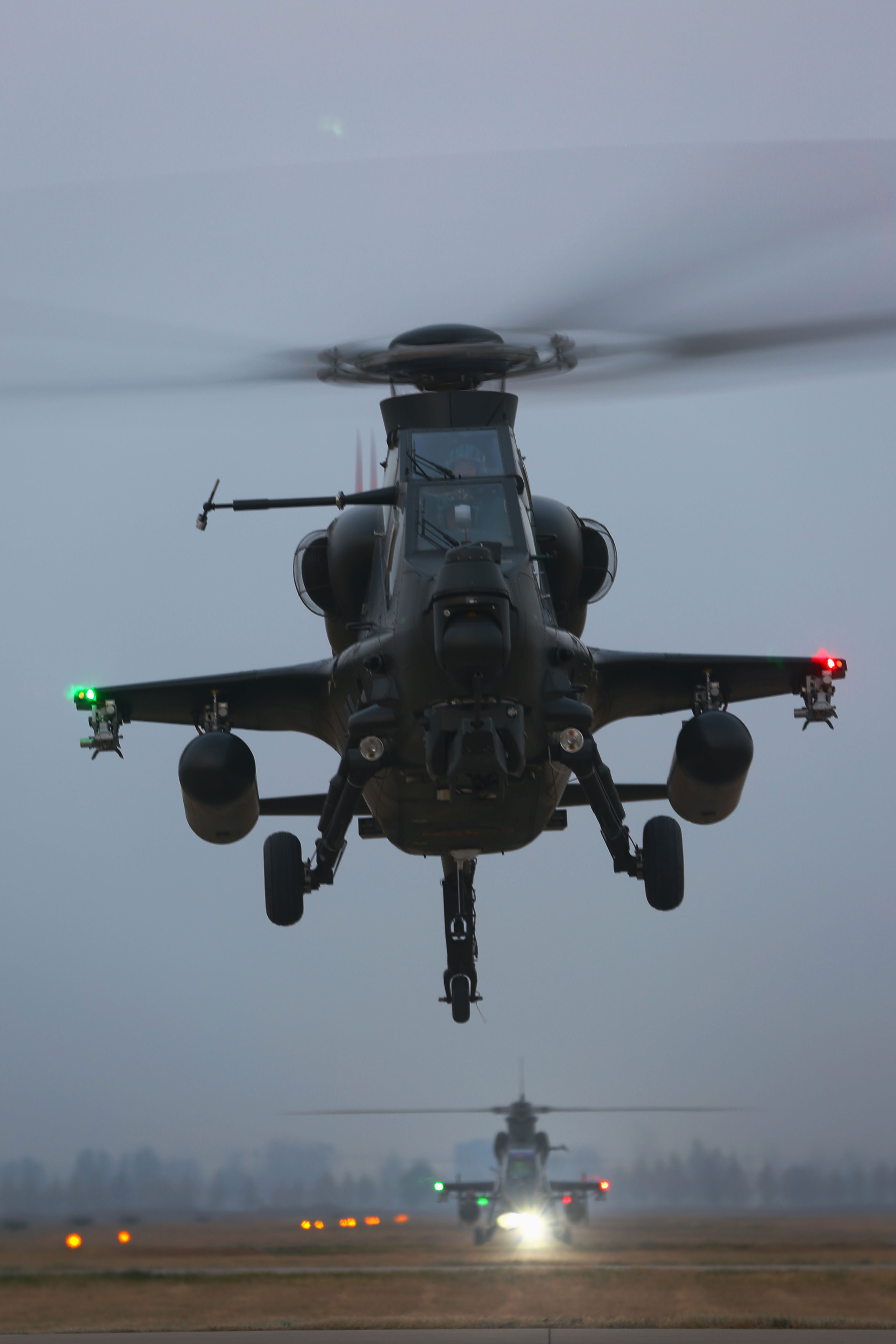 8 解放军大批武直夜间起飞训练