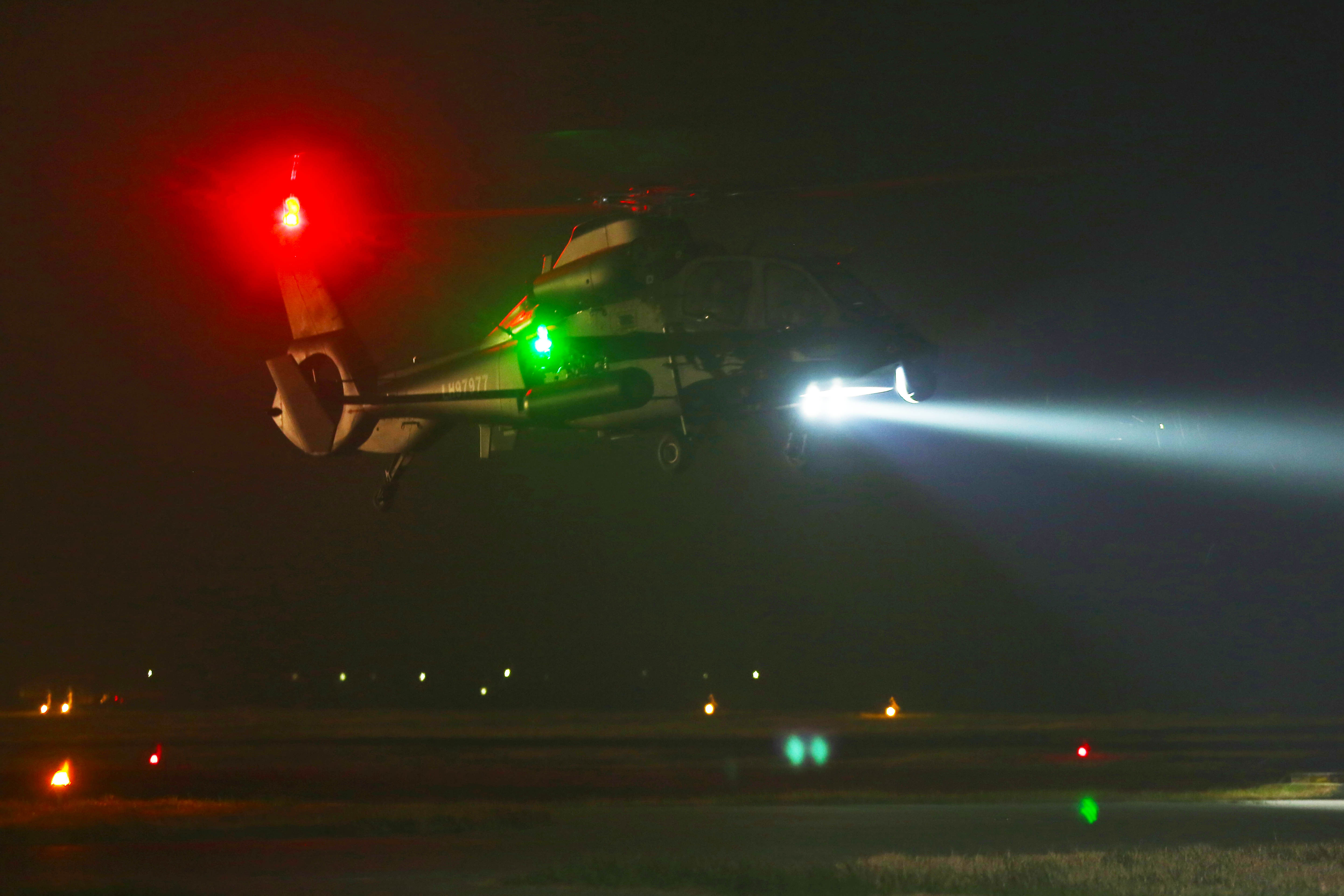 8 解放军大批武直夜间起飞训练