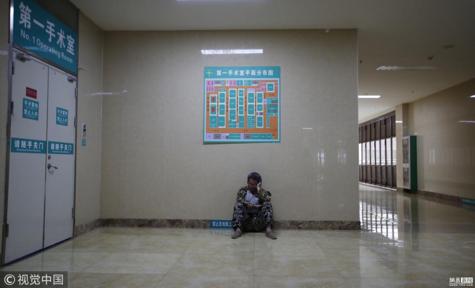 11月12日,房战士在手术室外等候.