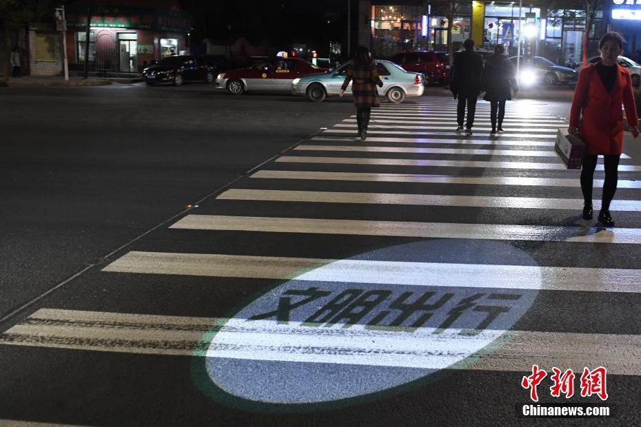 近日,针对一些路段因条件限制无法设置红绿灯,兰州城区南山路近期