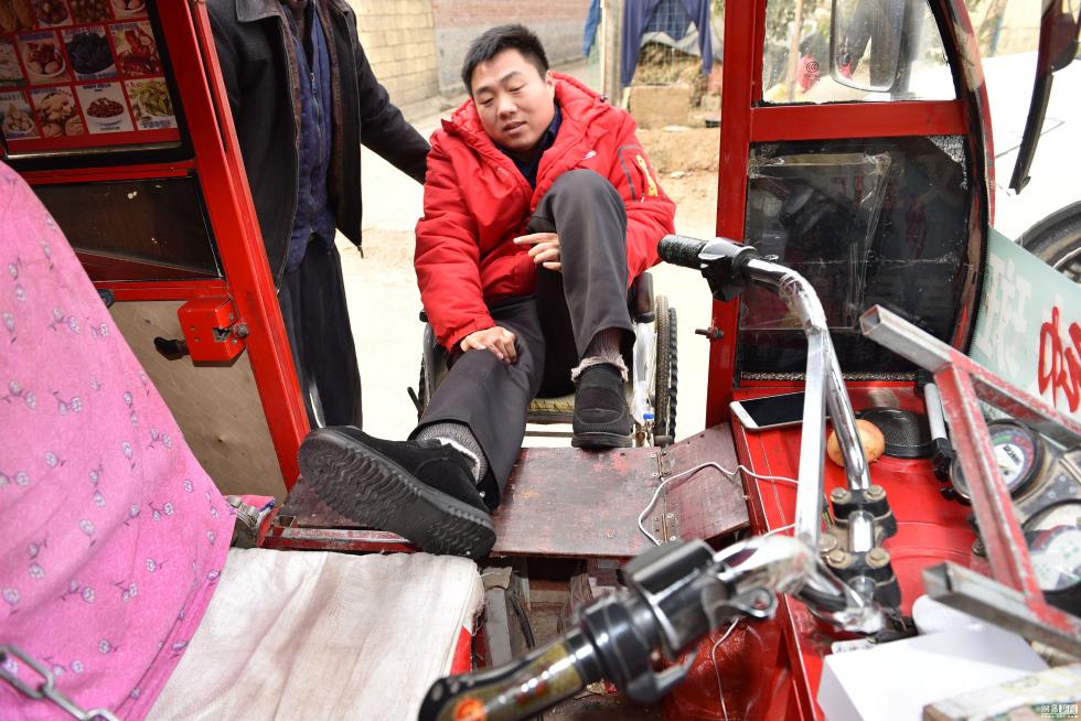 7 高位截瘫男子为养家身挂尿袋开三轮