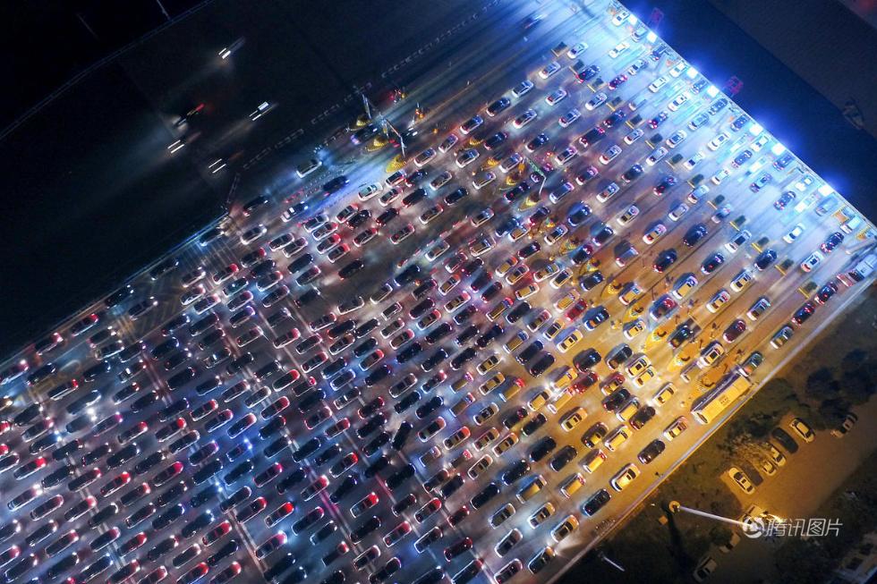 5 晚高峰郑州高速口 车辆排长龙如银河战舰