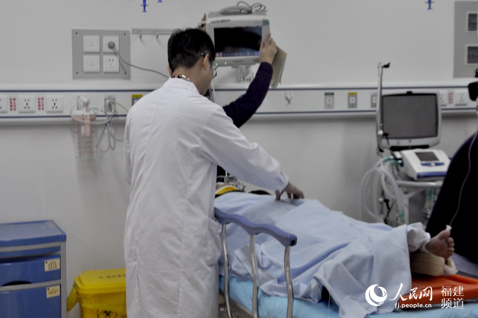 "伤员"被送到急救室.吴隆重 摄