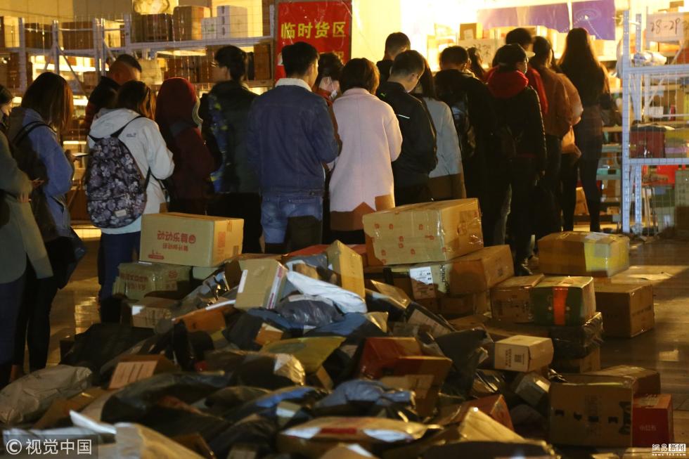 快递爆仓 大学生夜幕下排队取快递