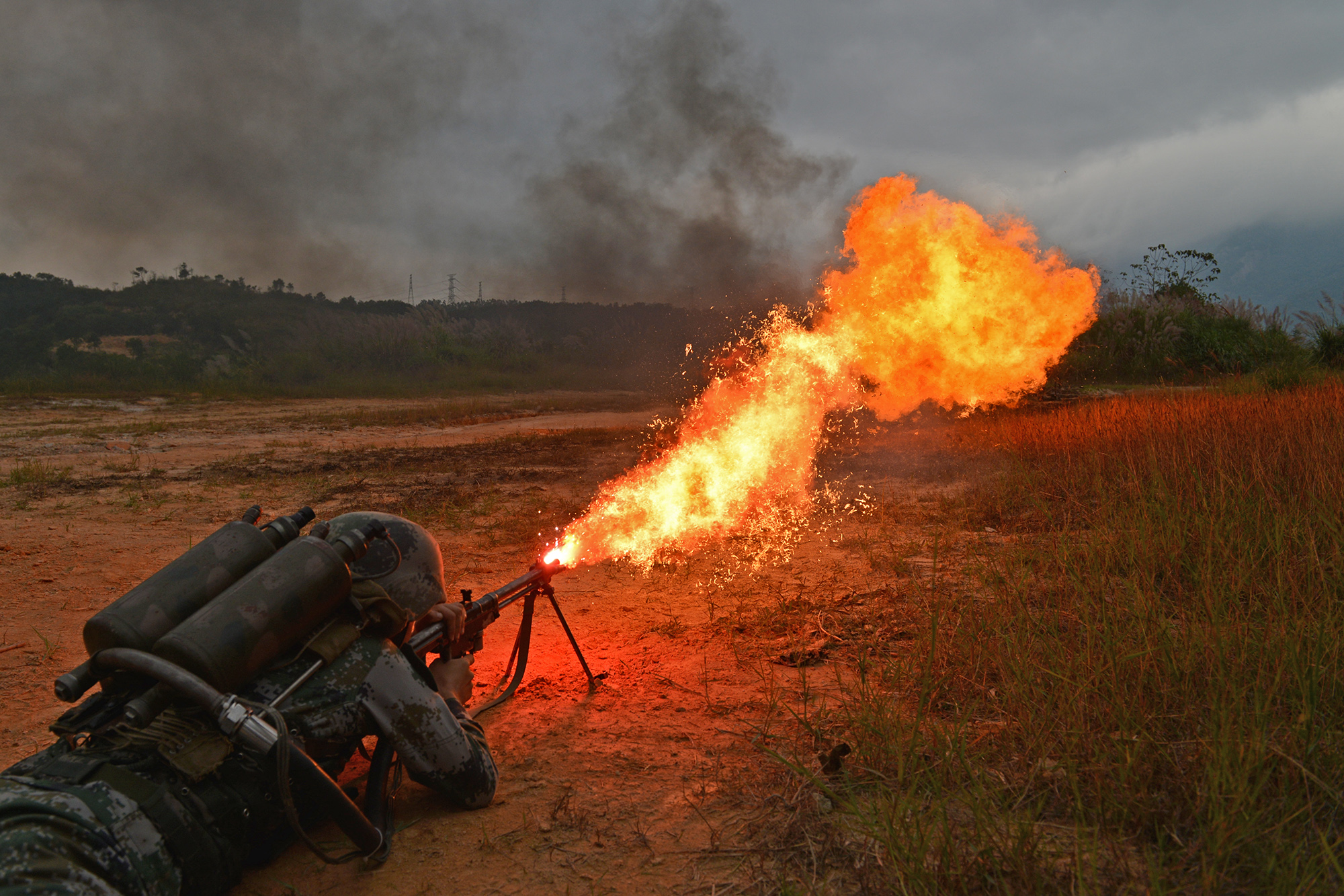 看解放军用火焰喷射器灭敌