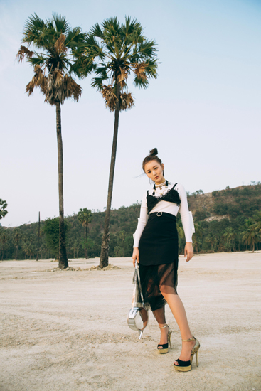 毛林林泰国旅拍大秀长腿 俏皮丸子头显少女范儿