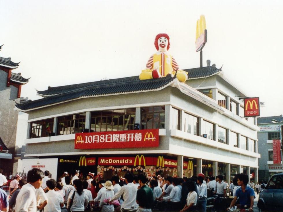 1990年深圳街頭的第一家麥當勞開業