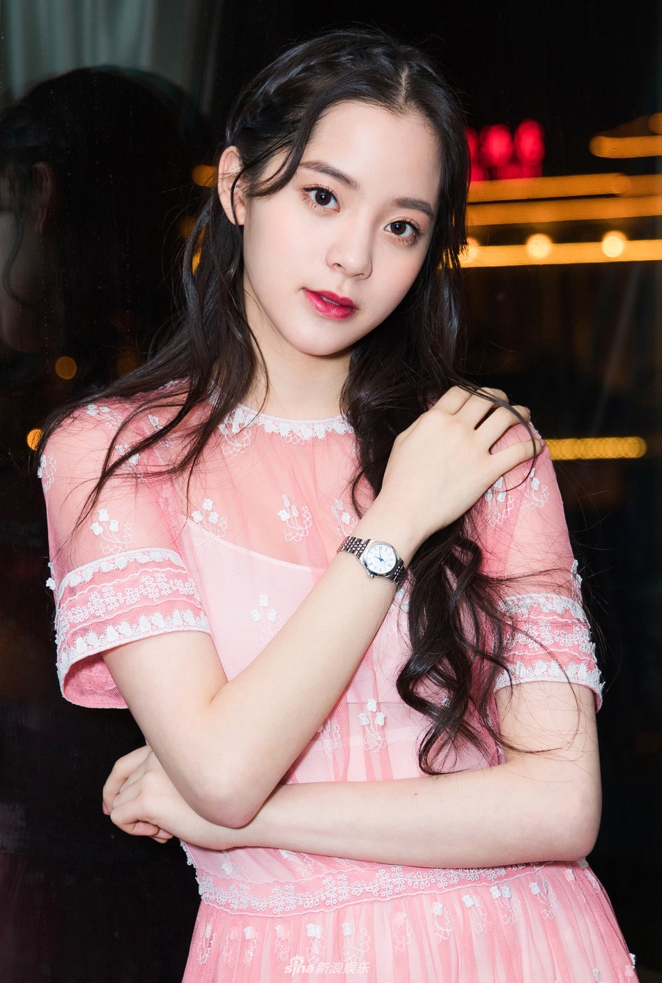 4 欧阳娜娜穿粉色连衣裙流露满满少女心