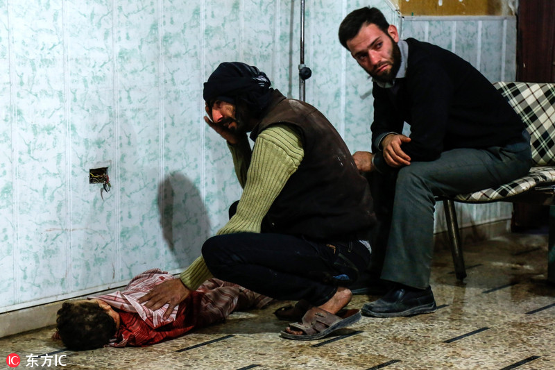 4 叙利亚杜马遭袭至少10死60伤 父亲面对儿子尸体伤心欲绝