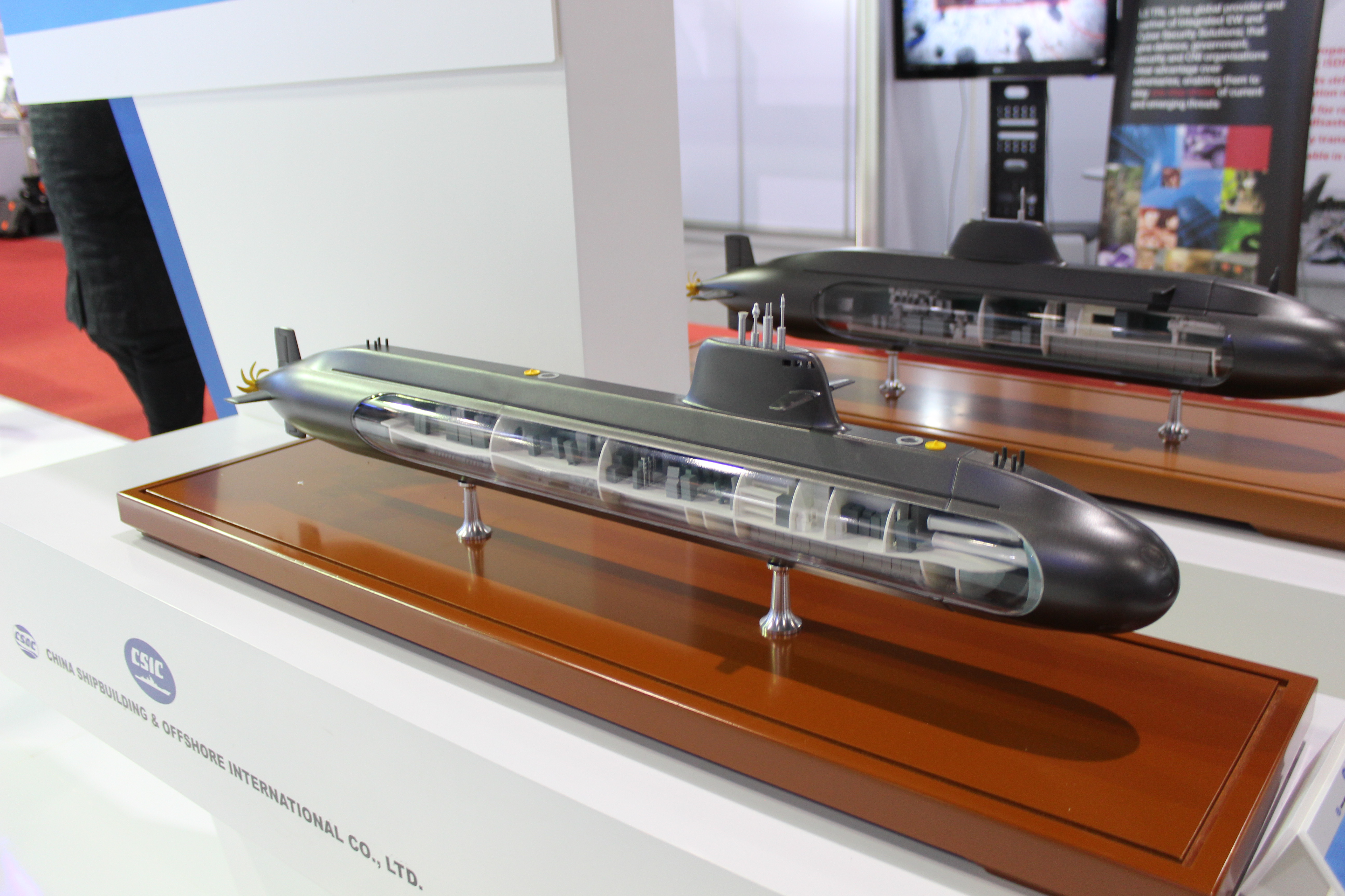 中国展出的ms200型潜艇(后)和600吨级外销潜艇.