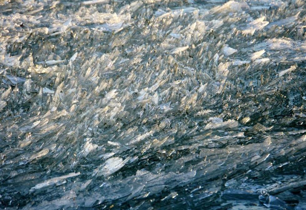 5 壮观!北京颐和园昆明湖冰面被大风吹成冰凌