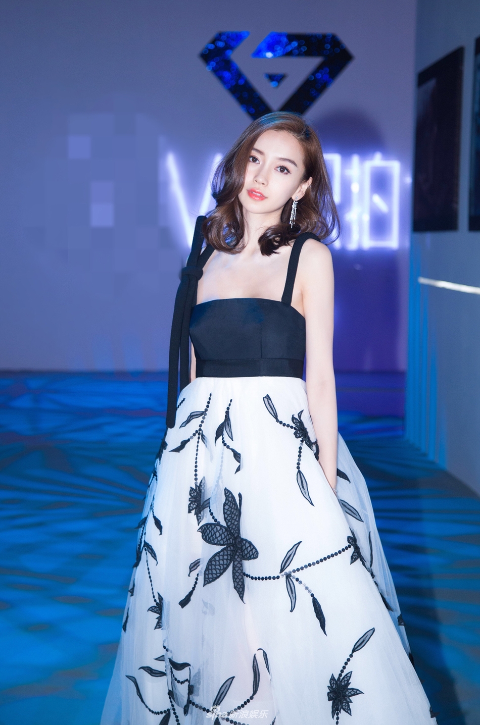 11 baby黑白吊带印花礼裙亮相 高贵优雅不失少女气息