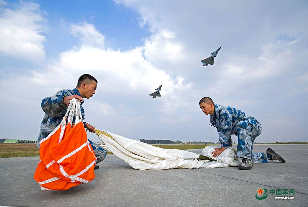 21 罕见歼10空中加油机舱内视角