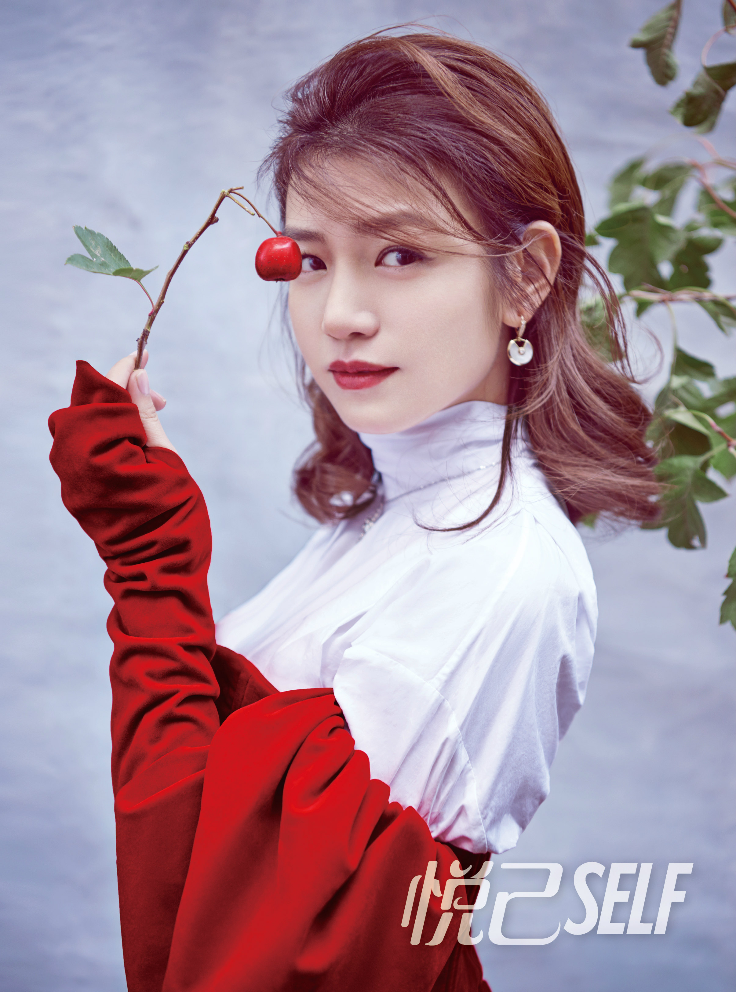 陈妍希登12月封面 红唇俏皮演绎复古质感