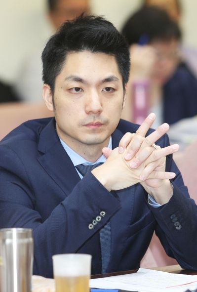 蒋万安力挡绿营法案获狂赞蒋家后代让外界刮目相看