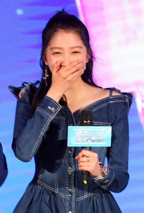 关晓彤大秀舞技捂嘴笑不停