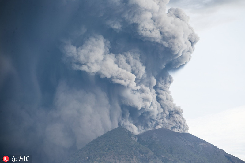 3 印尼巴厘岛阿贡火山喷发 如柱火山灰高达1500米