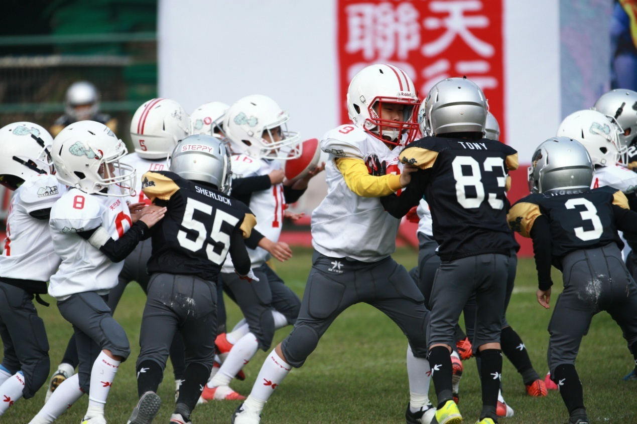 小运动员们在场上拼搏