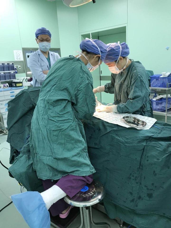 女医生右脚骨折拄拐做手术 单腿站立1小时走红(图)