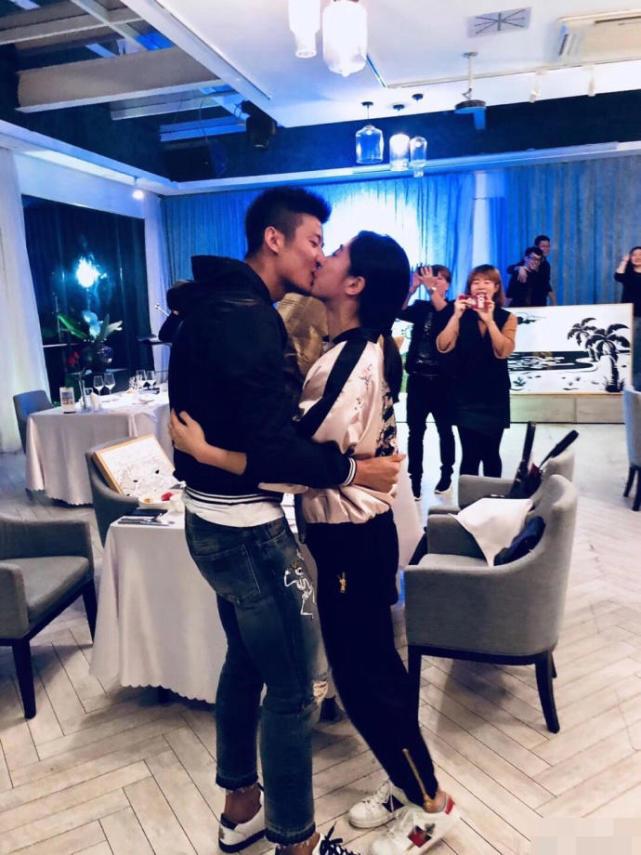 祝福谌龙跪地求婚王适娴激动落泪两人拥吻