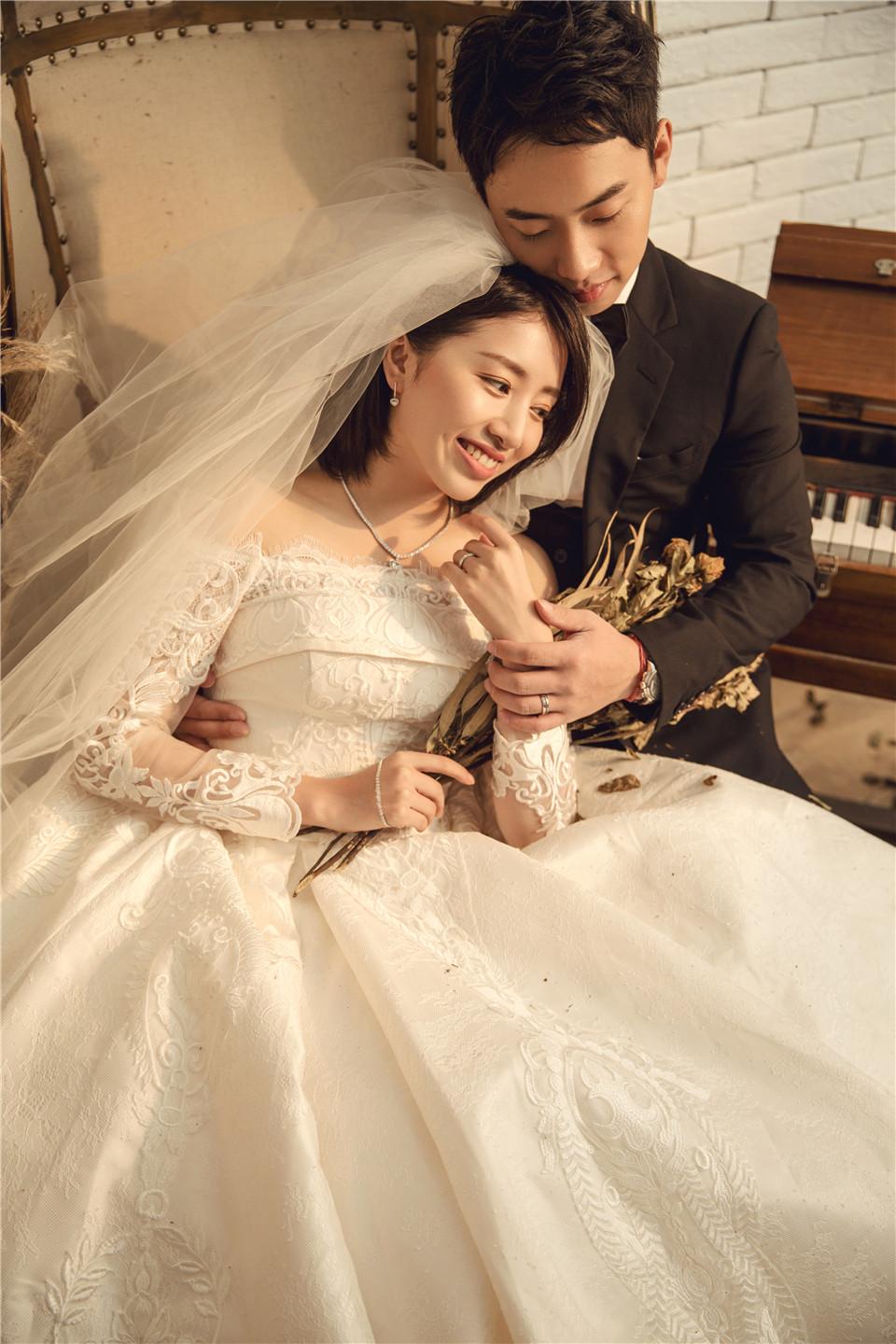 五金王邹凯婚纱照曝光与艺体女神甜蜜依偎