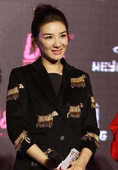 4 黄奕懒理前夫淡定看秀 甜笑举杯当众抠鼻