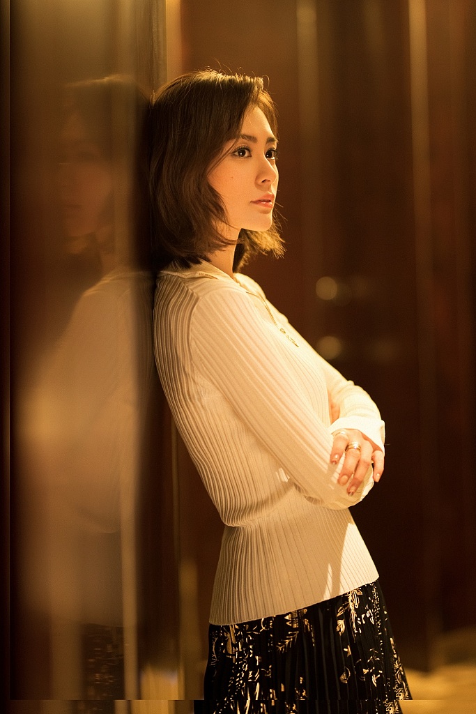 4 恋爱后更美!阿娇干练短发女人味十足