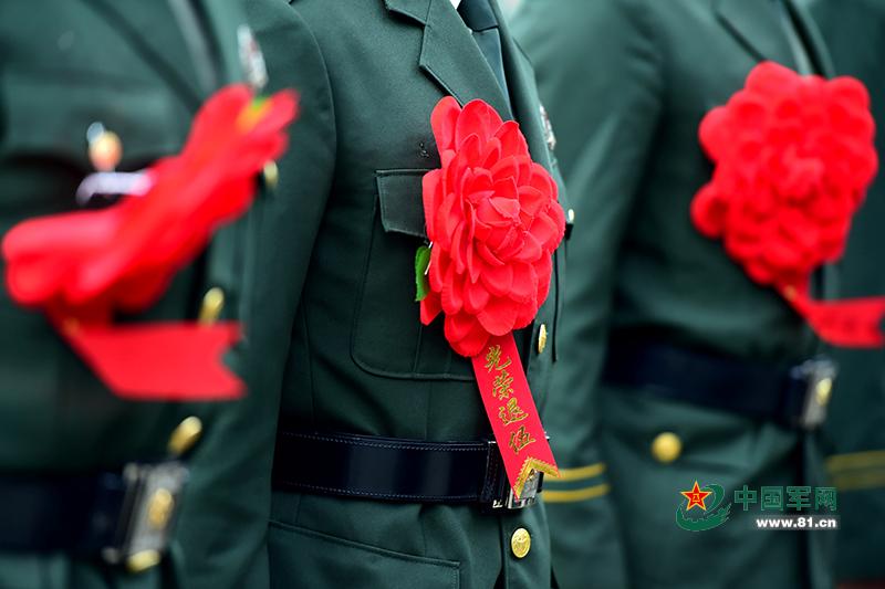 图为武警广东省边防总队机动支队退伍兵佩戴退伍光荣红花.