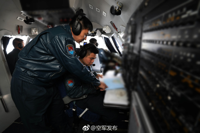 空军运9机群奔袭数千公里抵南海岛礁空投演练