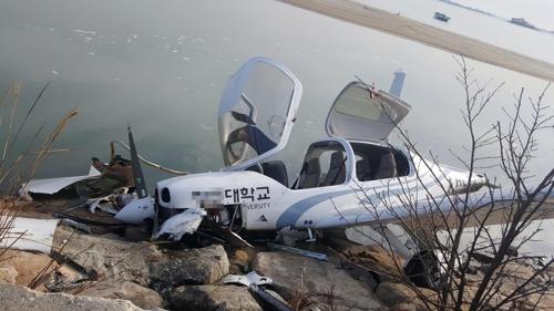 韩国一轻型飞机海边迫降 机身受损3人受伤 图