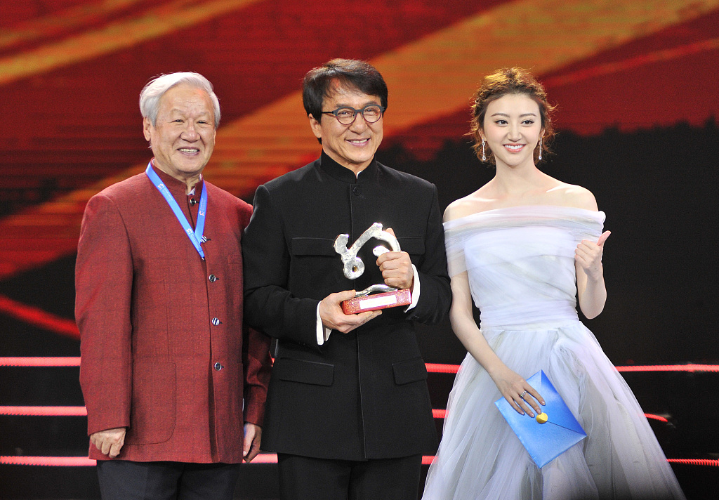 4 景甜穿蓝裙秀雪白香肩 甜笑为成龙颁奖