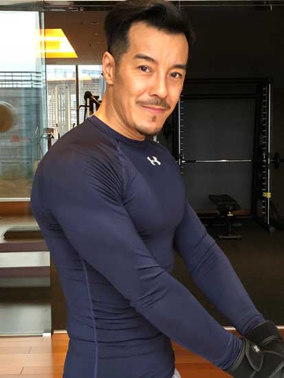 海一天晒胸肌秀好身材网友赞大叔身材榜样