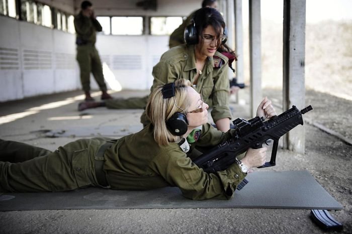 當地時間2017年12月5日,以色列拉特倫,以色列國防軍(idf)坦克女學員