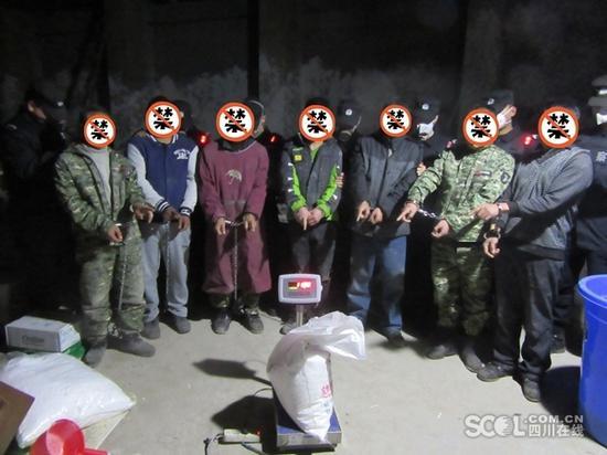 11名市民举报制毒贩毒线索戴面具领奖9万元图