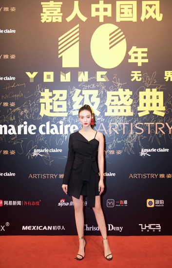 尤靖茹半露香肩展小性感 利落马尾美帅吸睛