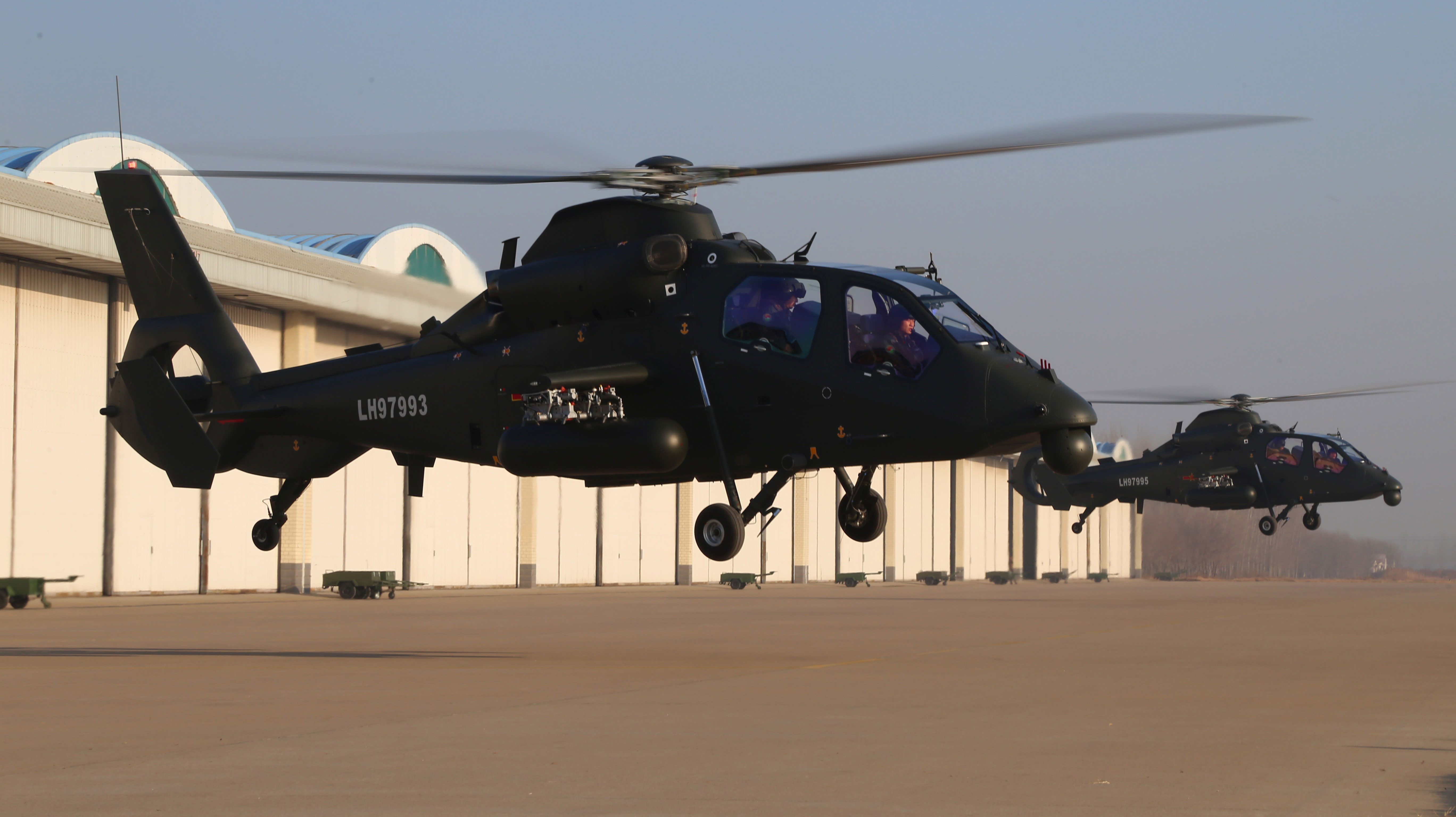 解放军武直大编队起飞场面