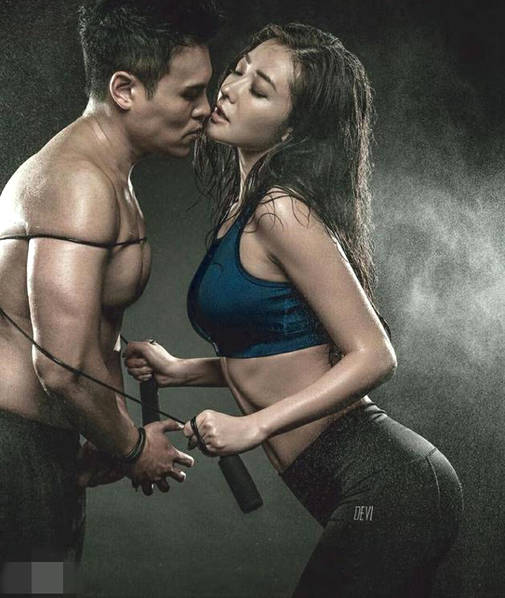 5 准妈妈熊黛林穿背心做瑜伽 小腹微凸孕味浓