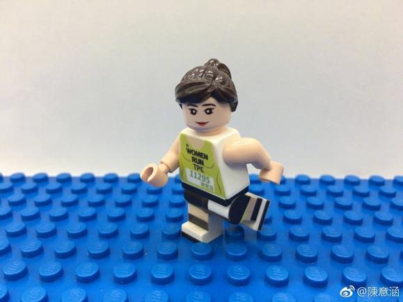 5 陈意涵晒乐高版跑马拉松玩偶 动作表情呆萌