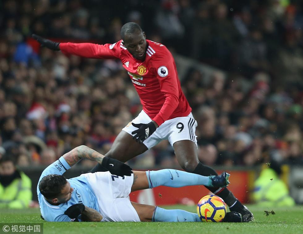 这导致卢卡库跳起头球碰到了球不是解围而是乌龙助攻给小禁区线上无人