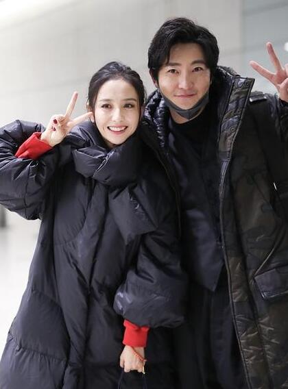 4 佟丽娅与郭京飞卖萌合影 表情多多笑容甜