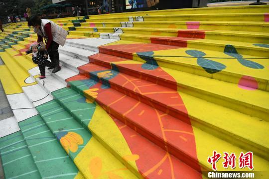 4 重庆街边绚丽彩色台阶吸引路人