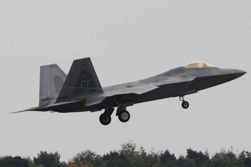 f-22多用途战斗机和f-15战斗机在英国莱肯希思皇家空军基地起飞执训