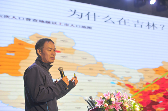 北纬42-44度是黄金滑雪带,刘小山通过美国科罗拉多州,法国三峡谷地区