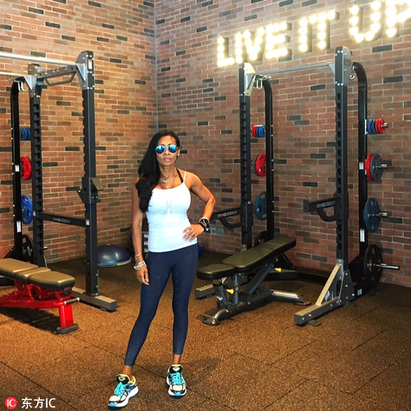 新加坡50岁大妈健身塑造完美身材与女儿同框若姐妹