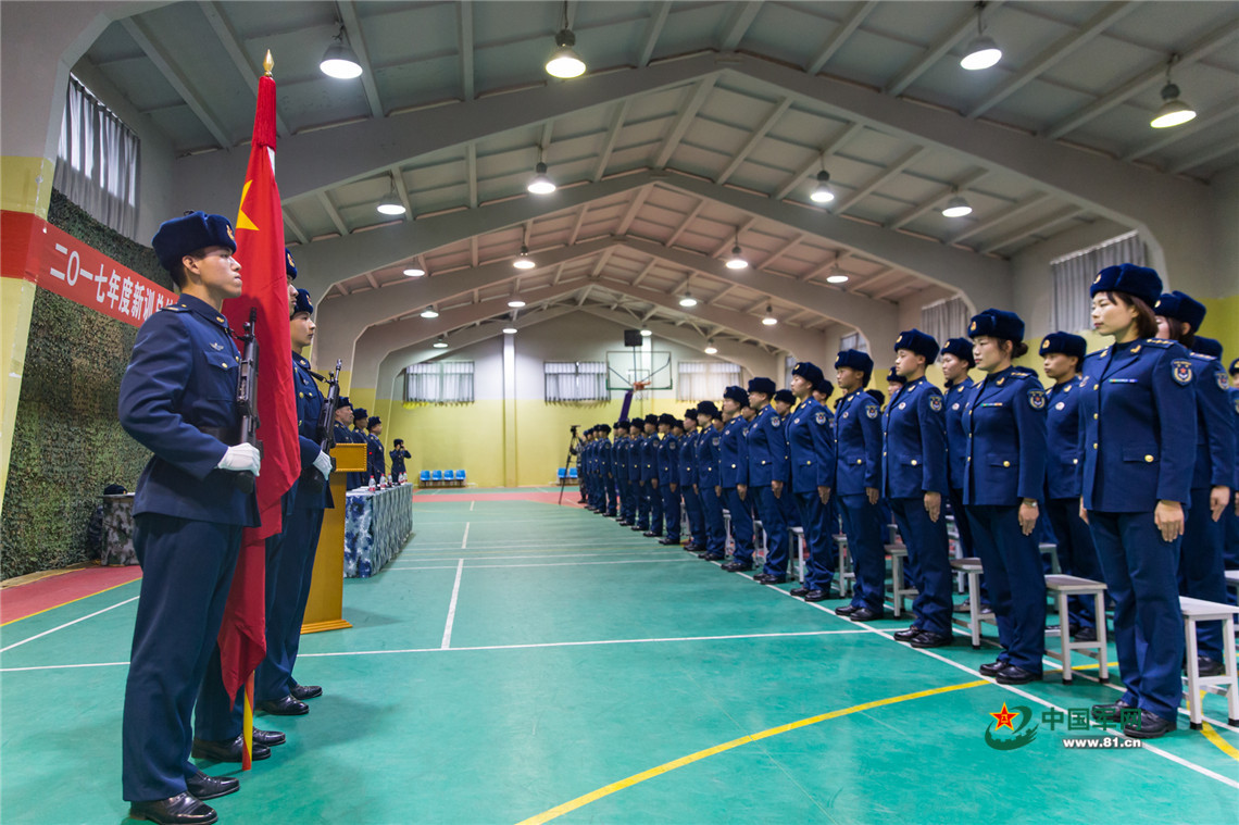 空军女兵在新兵连的最后一天