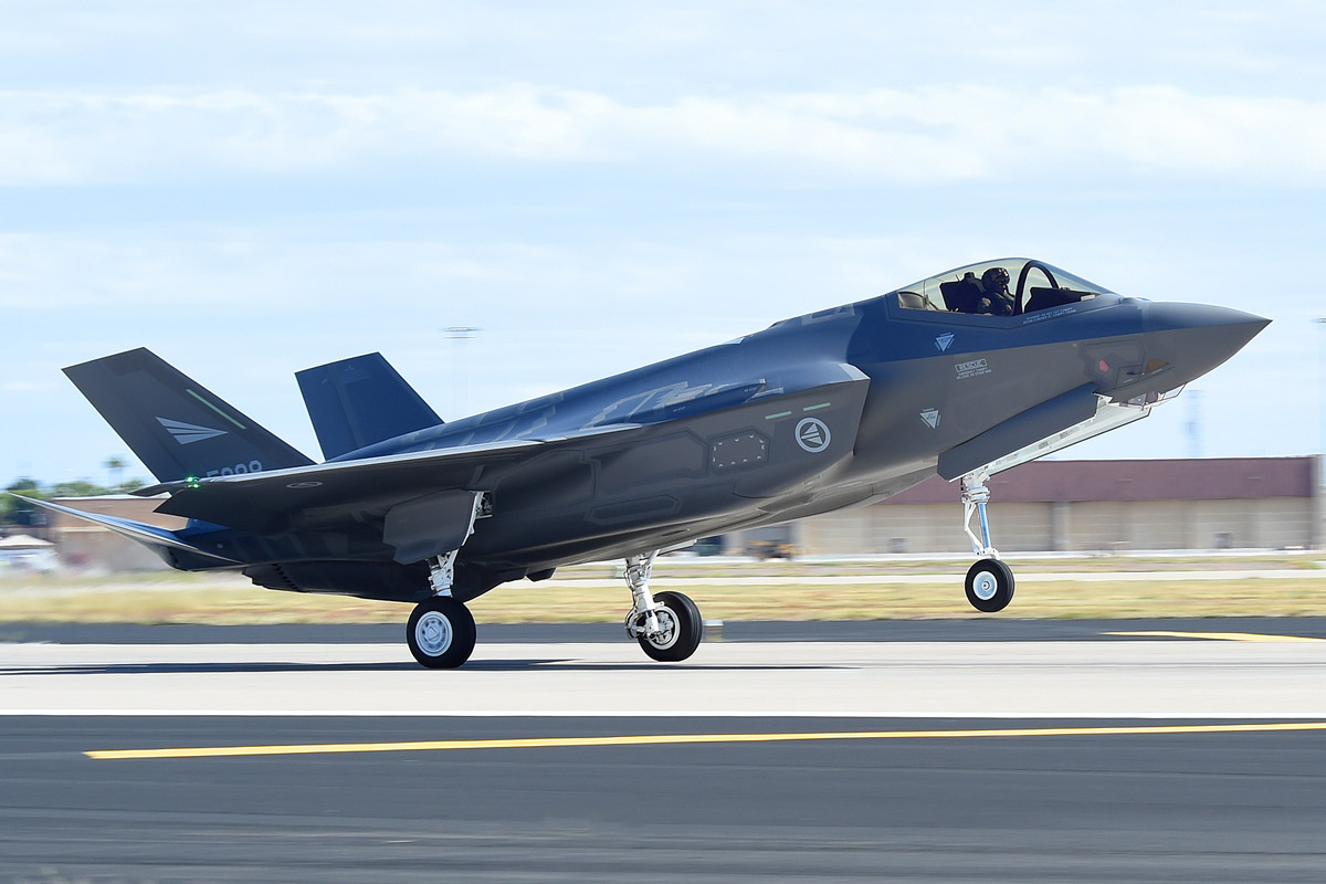 6 俄军人员首次近距离观察f35战斗机