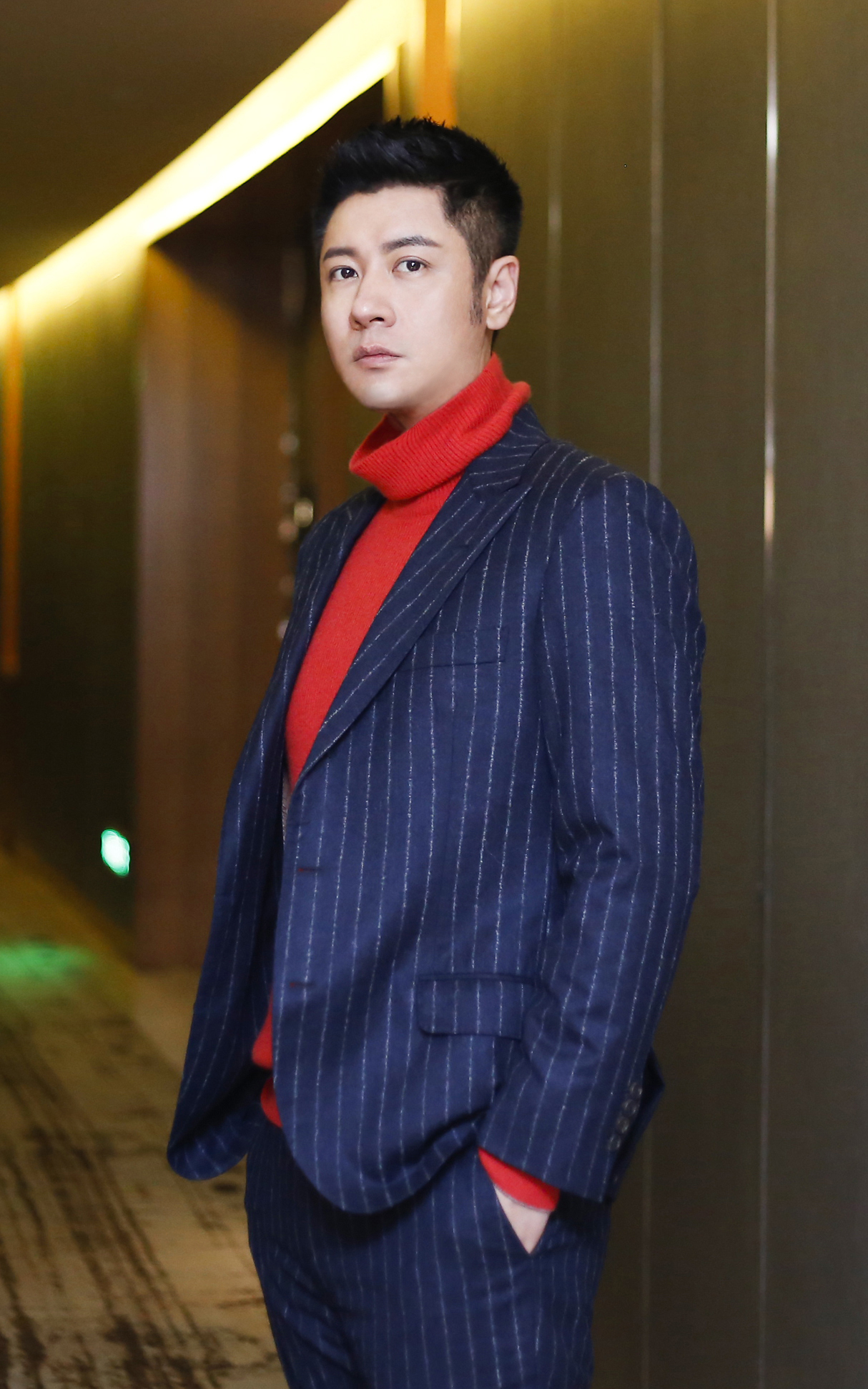 任重圣诞写真曝光 优雅随性尽显暖男魅力