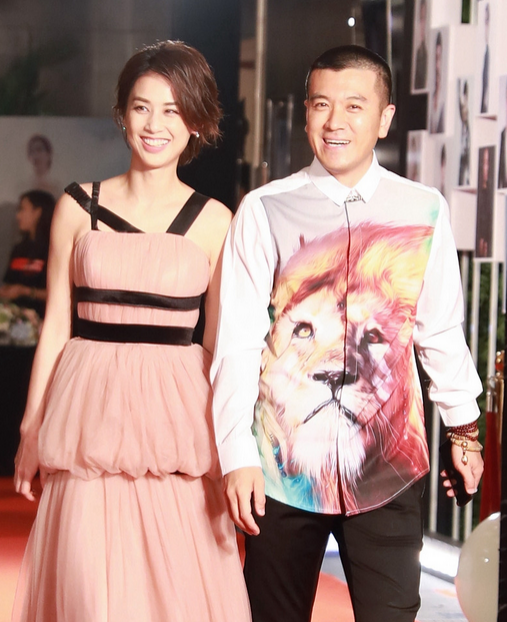 4 黄圣依与杨子贴身同行小鸟依人 露幸福笑容