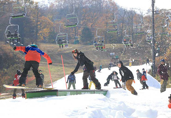 人工雪的原因,从10月下旬到11月上旬就开始营业的轻井泽王子大饭店滑雪场。