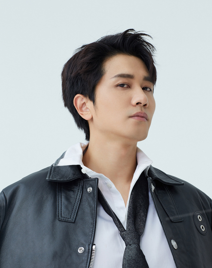 彭冠英冬日大片酷帅有型 风格百变尽显时尚魅力